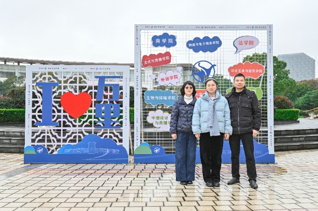 萬里學(xué)院學(xué)生家長陪同孩子在校園內(nèi)打卡 學(xué)校供圖.jpg 萬里學(xué)院學(xué)生家長陪同孩子在校園內(nèi)打卡 學(xué)校供圖.jpg