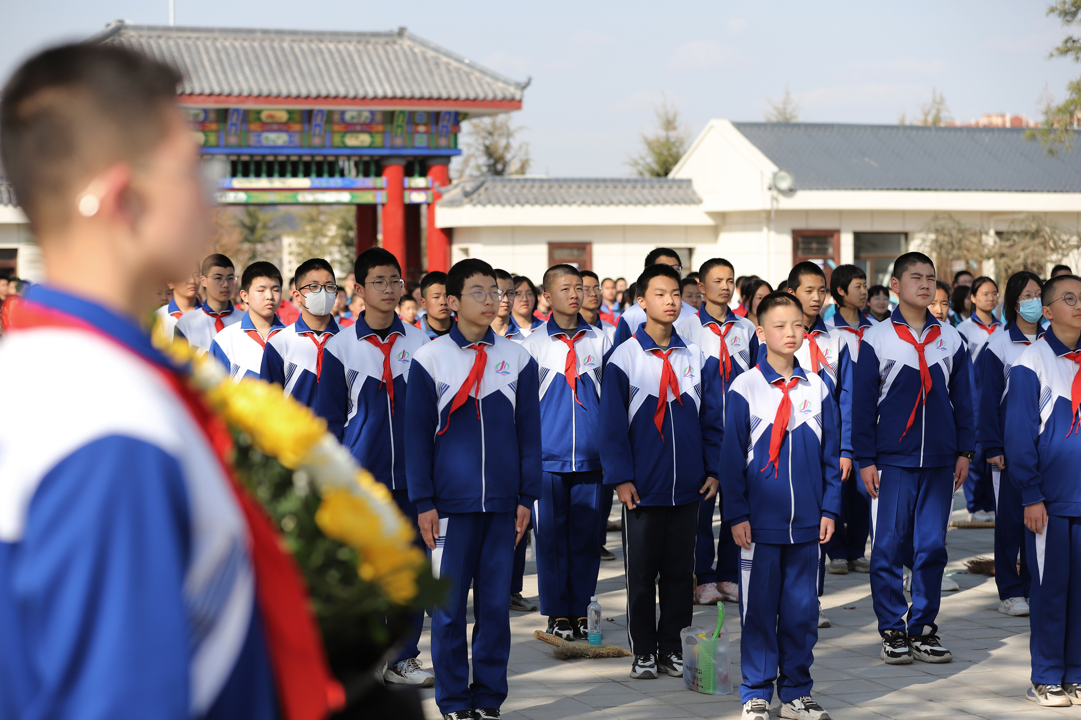 01——3月29日，甘肅省平涼市第四中學師生在平涼市烈士陵園紀念碑前緬懷先烈。.JPG