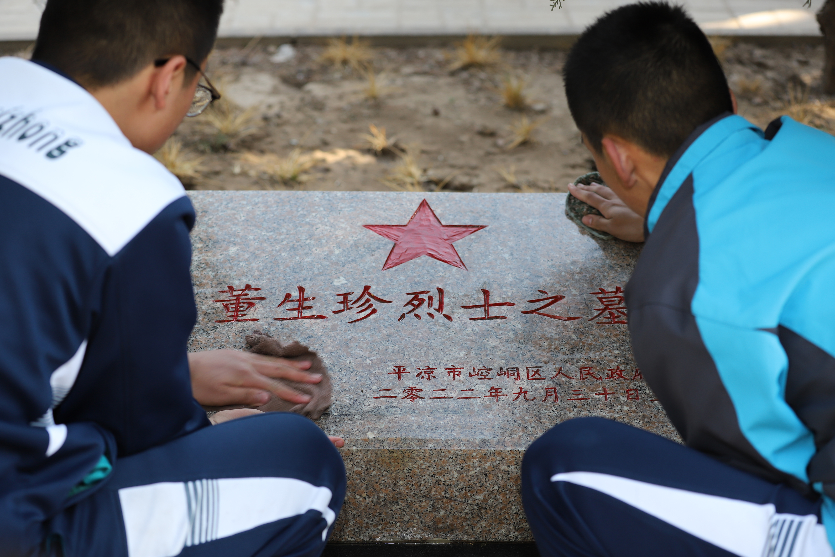 08——3月29日，甘肅省平涼市第四中學學生在平涼市烈士陵園擦拭烈士墓碑。.JPG