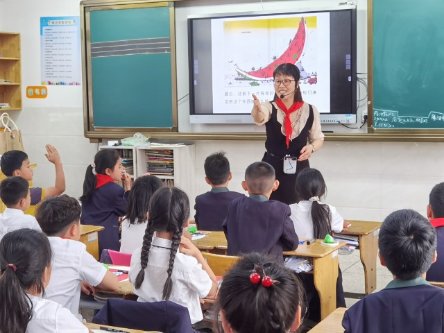 小星星兒童閱讀“芝士號”閱讀巴士創意手工課現場師生互動 施虹宇 攝.jpg