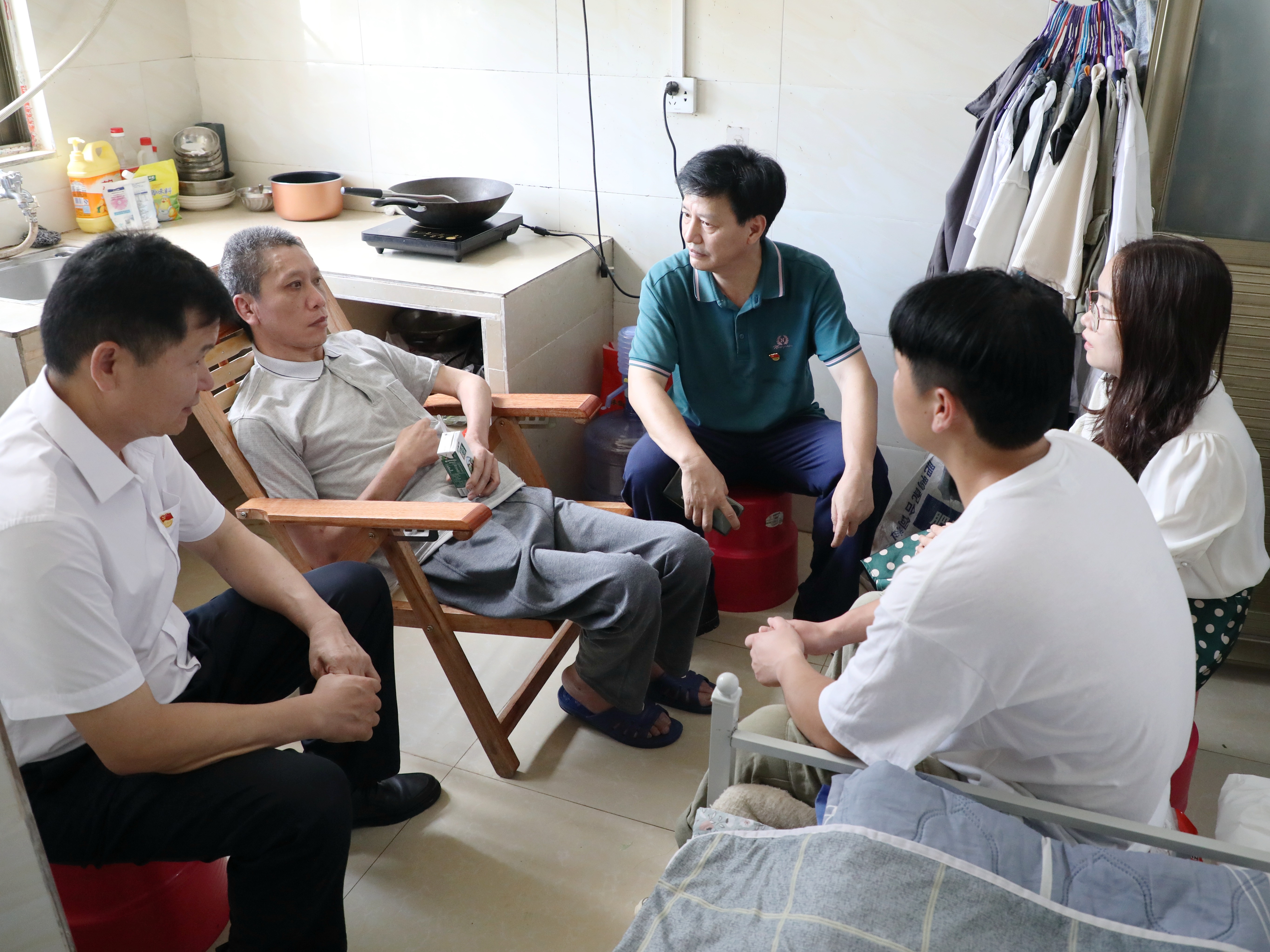 學校學工處和二級學院的領導、輔導員到學校附近的出租房看望袁東旺和他父親.jpg