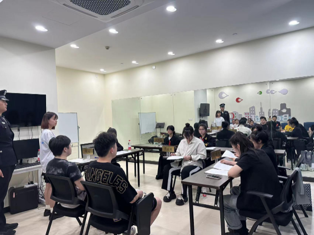 模擬法庭課堂進社區(qū) 學(xué)校供圖.png