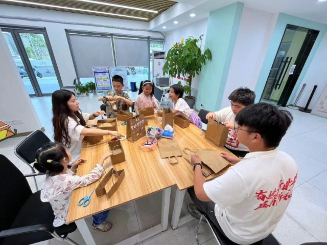 “小手拉大手”團隊指導小朋友做手工 學校供圖.jpg “小手拉大手”團隊指導小朋友做手工 學校供圖.jpg