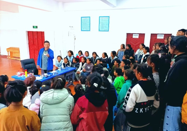 忻元華在給孩子們上科學實驗課 學校供圖.jpg 忻元華在給孩子們上科學實驗課 學校供圖.jpg