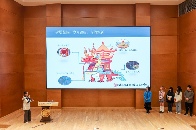 學生展示非遺文創作品 寧波市教育局供圖.jpg 學生展示非遺文創作品 寧波市教育局供圖.jpg