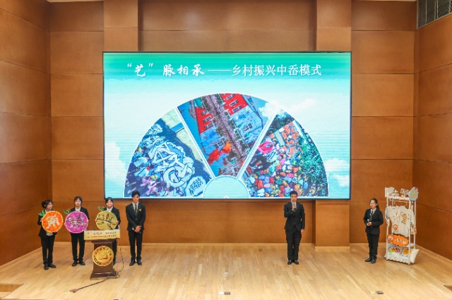 學生展示“共富策劃”方案 寧波市教育局供圖.jpg 學生展示“共富策劃”方案 寧波市教育局供圖.jpg