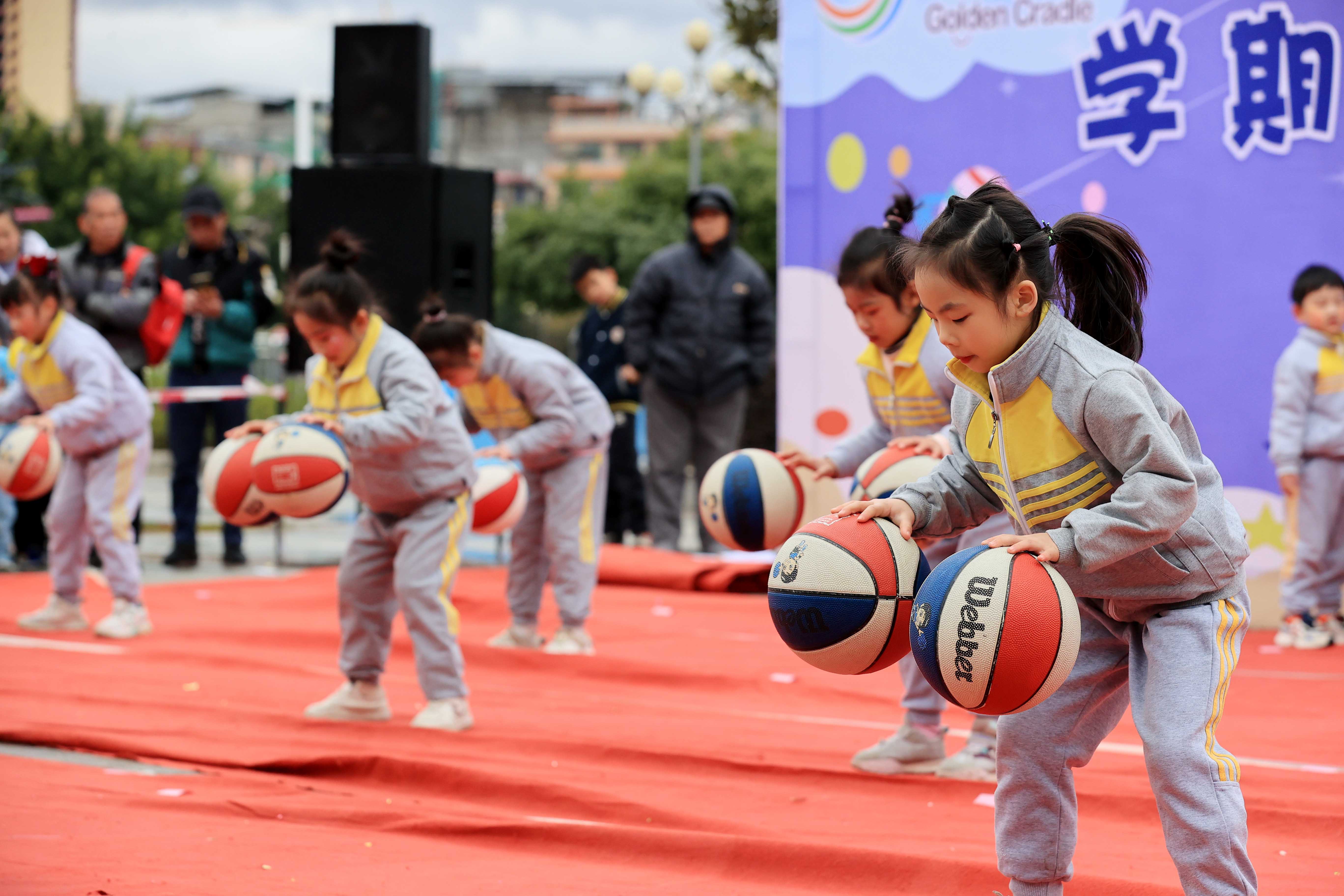 圖7：1月20日，在廣西柳州市融安縣長安廣場，小朋友在寒冬里展示籃球操。（譚凱興 攝）.JPG