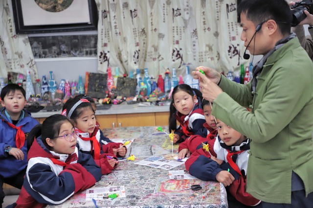 寧波鄞州區(qū)鐘公廟中心小學(xué)學(xué)生在寧波市非遺傳承人的指導(dǎo)下學(xué)習(xí)制作面塑小龍 學(xué)校供圖.jpg 寧波鄞州區(qū)鐘公廟中心小學(xué)學(xué)生在寧波市非遺傳承人的指導(dǎo)下學(xué)習(xí)制作面塑小龍 學(xué)校供圖.jpg