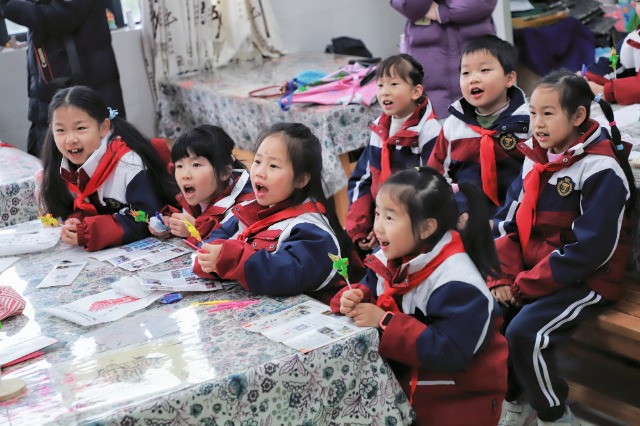 寧波鄞州區(qū)鐘公廟中心小學(xué)學(xué)生觀看蚌山小學(xué)同學(xué)的祝福視頻后喜笑顏開 學(xué)校供圖.jpg 寧波鄞州區(qū)鐘公廟中心小學(xué)學(xué)生觀看蚌山小學(xué)同學(xué)的祝福視頻后喜笑顏開 學(xué)校供圖.jpg