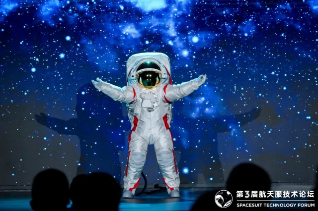 航天服展示.jpg 航天服展示.jpg