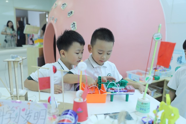 大班幼兒閱讀+自主游戲剪影.jpg 大班幼兒閱讀+自主游戲剪影.jpg