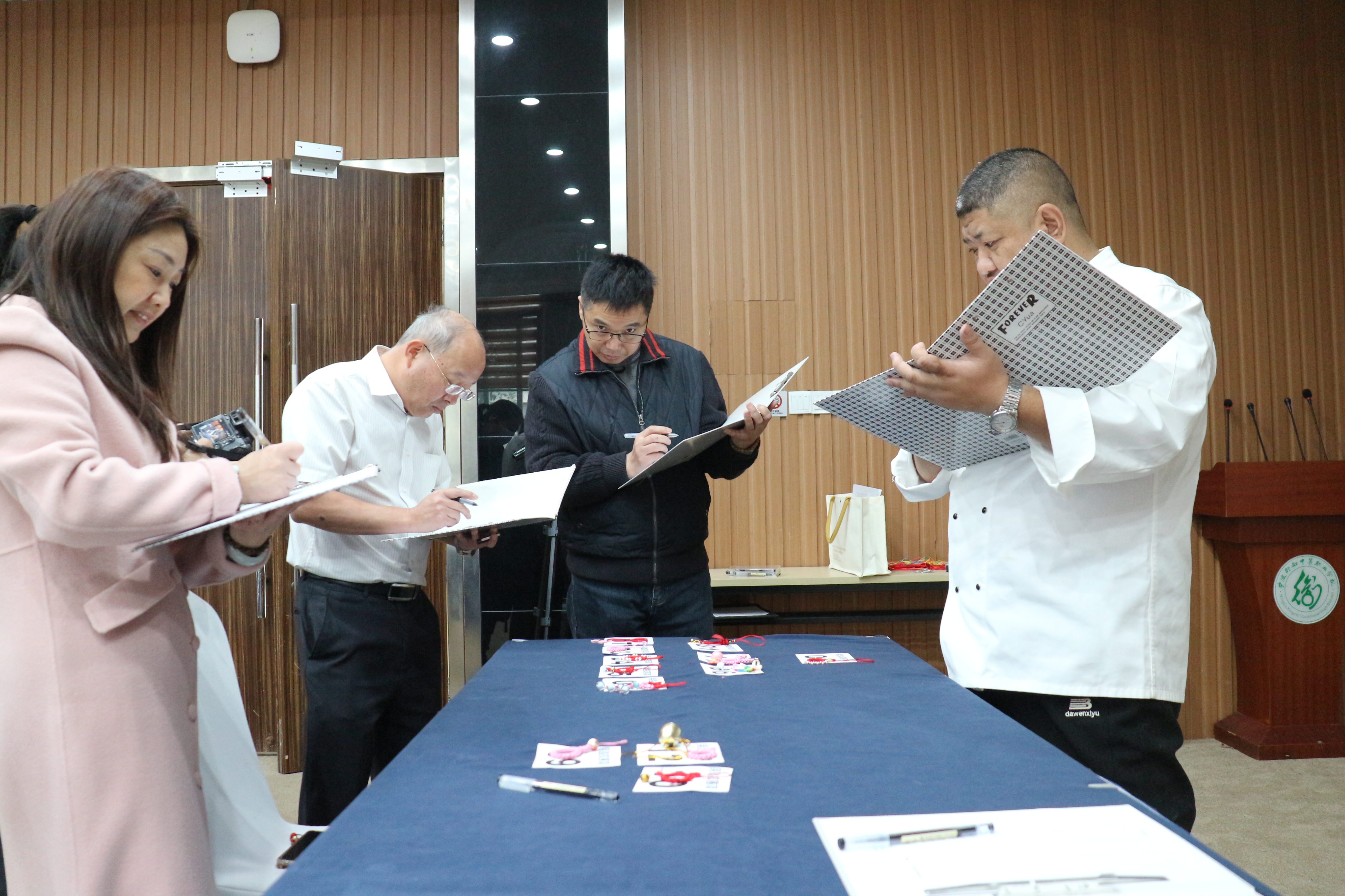 專業評委和大眾評委共同對學生們的作品進行現場打分 慈溪市教育局供圖.JPG