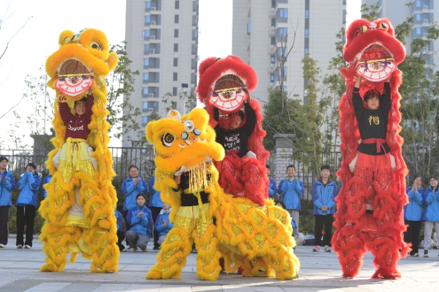 合肥市行知學校龍崗校區：舞獅迎開學 (2).JPG