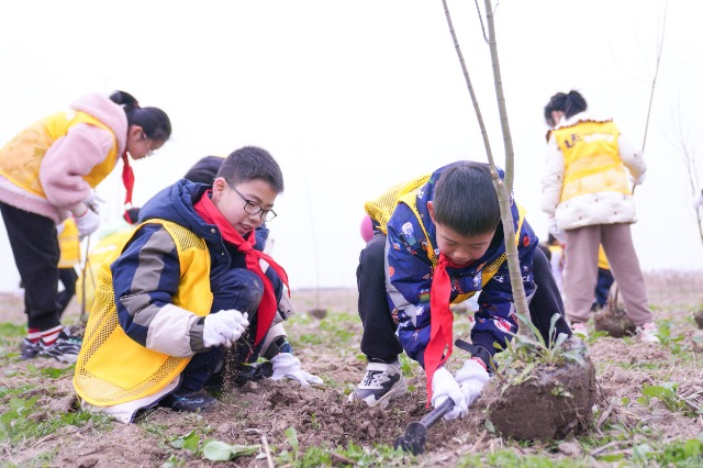 寧波慈溪學子在現代農業生態產業園植樹 慈溪市學生成長指導中心供圖.jpg