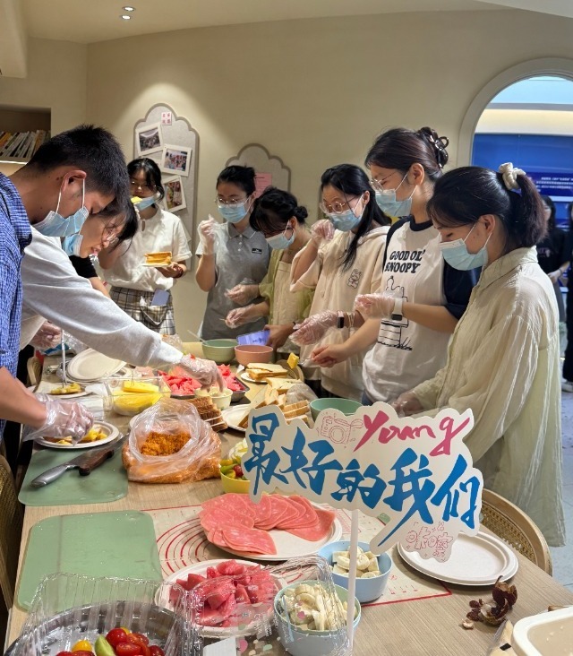 浙江萬里學(xué)院“生活技能訓(xùn)練營” 活動(dòng)現(xiàn)場 學(xué)校供圖.jpg 浙江萬里學(xué)院“生活技能訓(xùn)練營” 活動(dòng)現(xiàn)場 學(xué)校供圖.jpg