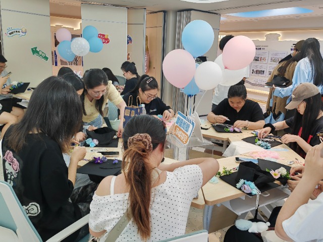 浙江萬里學(xué)院“學(xué)士帽簪花DIY工作坊”活動(dòng)現(xiàn)場 學(xué)校供圖.jpg 浙江萬里學(xué)院“學(xué)士帽簪花DIY工作坊”活動(dòng)現(xiàn)場 學(xué)校供圖.jpg