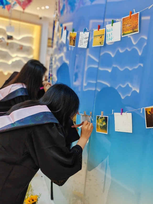 浙江萬里學(xué)院畢業(yè)生在“青春寄語墻”留言 學(xué)校供圖.jpg 浙江萬里學(xué)院畢業(yè)生在“青春寄語墻”留言 學(xué)校供圖.jpg