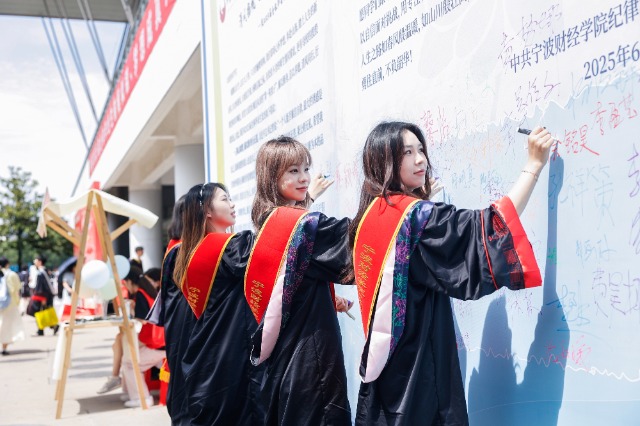 寧波財(cái)經(jīng)學(xué)院學(xué)生在清廉墻簽名 學(xué)校供圖.jpg