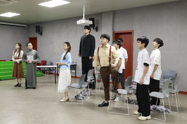 浙江工商職院“遷徙銘志小分隊”排演校史劇《遷徙》 學校供圖.JPG