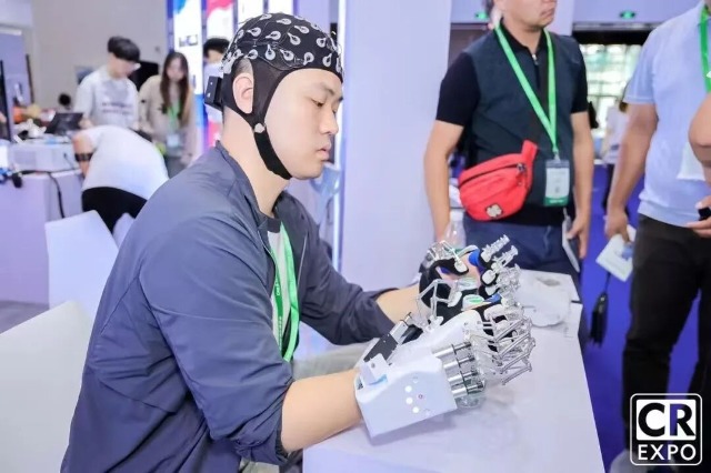 團隊成員在2025中國國際福祉博覽會暨中國國際康復展覽會展示手部康復機器人 學校供圖.jpg 團隊成員在2025中國國際福祉博覽會暨中國國際康復展覽會展示手部康復機器人 學校供圖.jpg