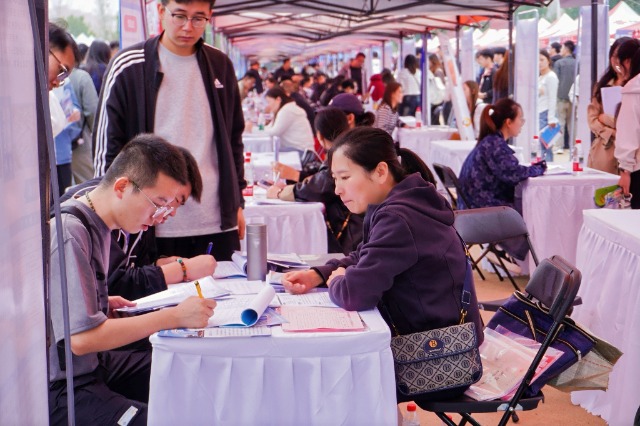 太原理工大學招聘會現場圖片2.jpg 太原理工大學招聘會現場圖片2.jpg